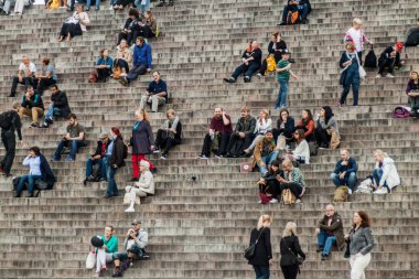 Helsinki, Finlandiya - 25 Ağustos 2016: Fin Evangelist Lutheran Katedrali önünde Senato Meydanı merdivenlerde insanlar oturup.