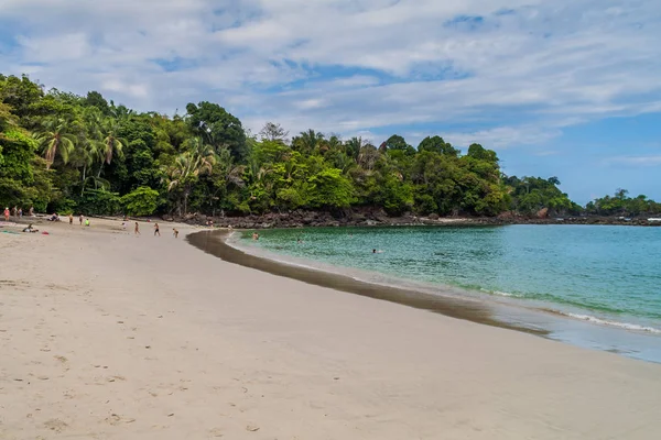 Manuel Antonio, Kosta Rika - 13 Mayıs 2016: turist bir plajda içinde Milli Parkı Manuel Antonio, Kosta Rika