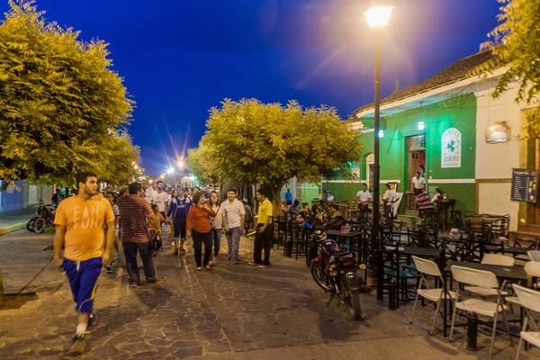 Granada, Nikaragua - 27 Nisan 2016: Yaya cadde Calle La Calzada Granada, Nikaragua gece görünümü