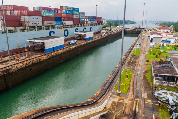 Gatun, Panama - 29 Mayıs 2016: konteyner gemisi Cosco Boston Gatun kilitler ve Panama Kanalı bir parçası geçiyor.