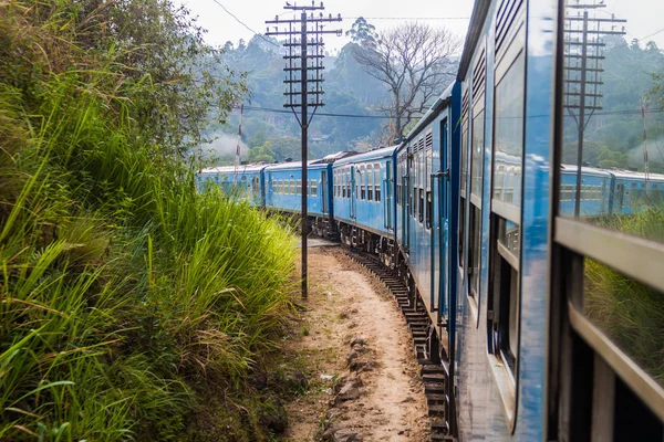 在斯里兰卡班德勒韦勒附近 当地的火车经过群山 — 图库照片