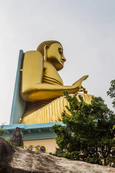 Standbeeld Van Buddhaa Bij Bovenkant Van Gouden Tempel Van Dambulla — Stockfoto