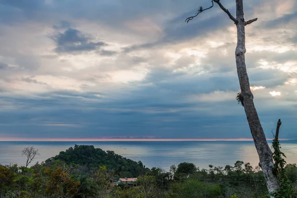 Okyanus manzaralı Quepos, Kosta Rika yakınındaki