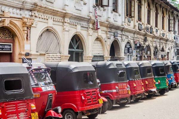 Kandy, Sri Lanka - 19 Temmuz 2016: satır Park edilmiş tuk tuks Deva Veediya Street Kandy, Sri Lanka