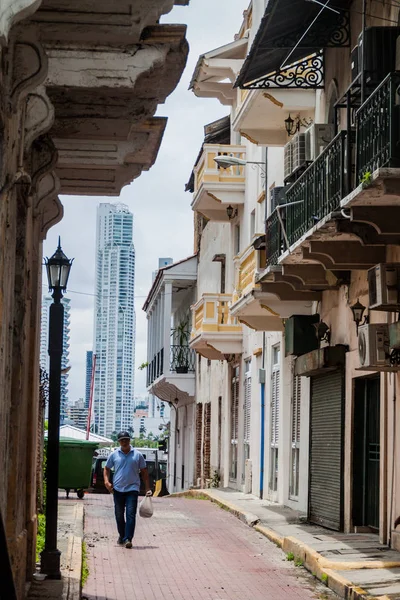 Panama City, Panama - 27 Mayıs 2016: Kasko Viejo (Historic Center) Panama City, dar sokakta