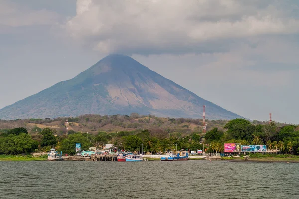 Moyogalpa, Nikaragua - 1 Mayıs 2016: Myogalpa görünüm village port: Ometepe Island, Nicaragua adlı. Volkan Concepcion içinde belgili tanımlık geçmiş.