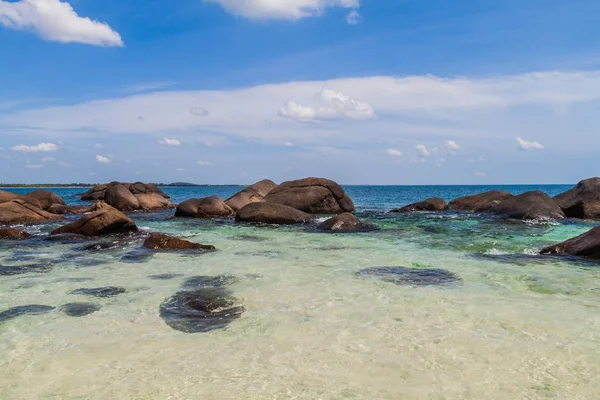 Massi Intorno Alla Costa Dell Isola Dei Piccioni Vicino Villaggio — Foto Stock