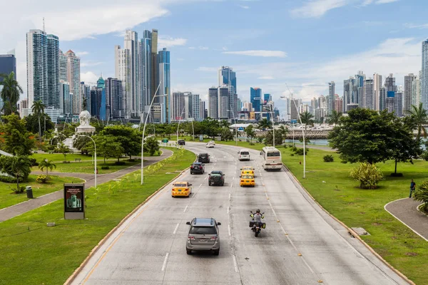 Panama City, Panama - 30 Mayıs 2016: Görünümü bir trafik Balboa avenue Panama City'deki ve modern gökdelenler.