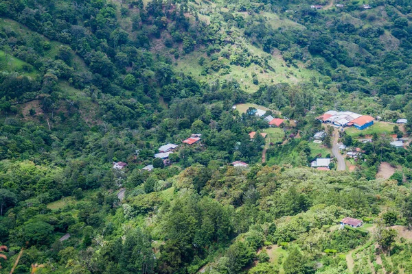 Panama'da Reserva Forestal de Fortuna dağlarında küçük köyde. Quebrada Barrigon rezervuar görünür.
