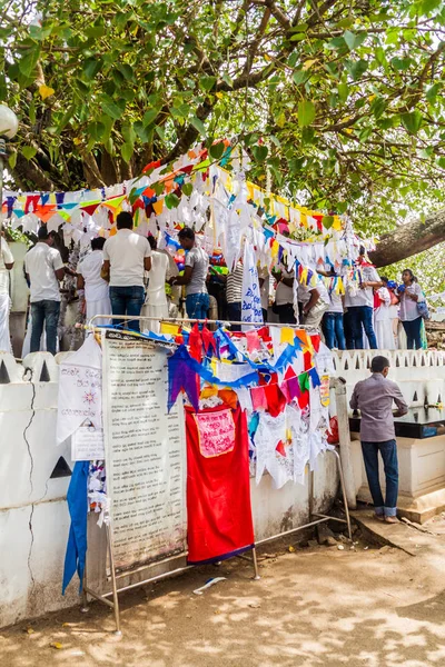 Kandy Sri Lanka Lipca 2016 Biały Ubrani Buddyjskich Pielgrzymów Odwiedza — Zdjęcie stockowe