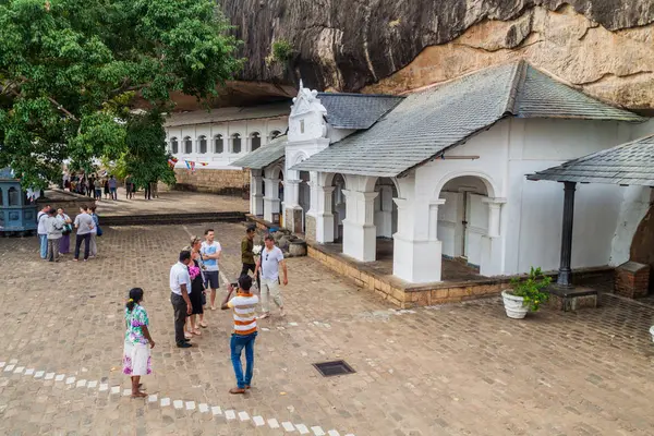 Дамбулла Шри Ланка Июля 2016 Года Туристы Преданные Посетили Пещерный — стоковое фото