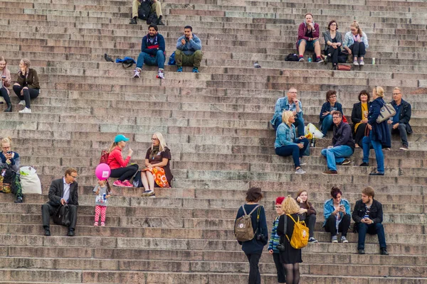 Helsinki, Finlandiya - 25 Ağustos 2016: Fin Evangelist Lutheran Katedrali önünde Senato Meydanı merdivenlerde insanlar oturup.
