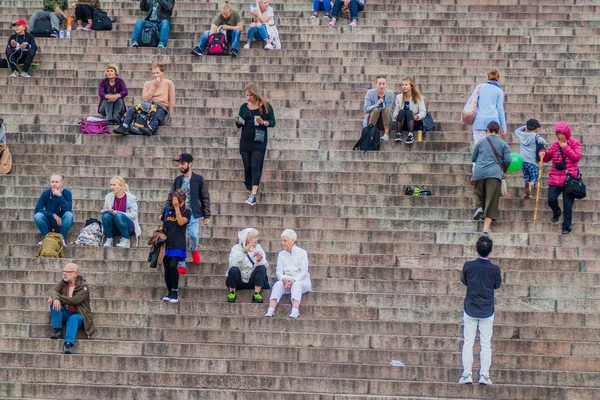 Helsinki Finlandia Sierpnia 2016 Ludzie Siedzą Schodach Plac Senacki Naprzeciwko — Zdjęcie stockowe