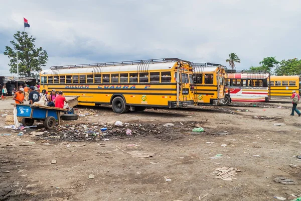 : Masaya, Nicaragua - 30 Nisan 2016: tavuk otobüs otobüs terminal: Masaya şehirde, Nikaragua denilen Yerel otobüsler