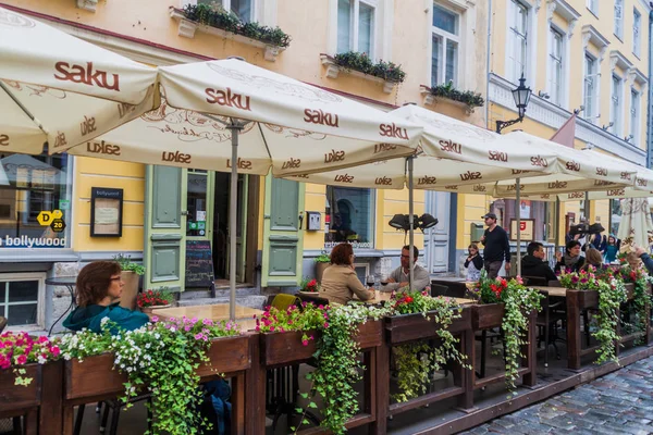 Tallinn Estonia Agosto 2016 Gente Come Restaurante Calle Pikk Casco — Foto de Stock