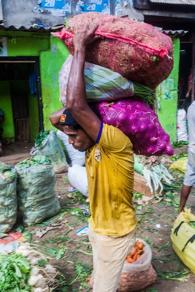 Colombo, Sri Lanka - 26 Temmuz 2016: Porter Manning Market Colombo, Sri Lanka