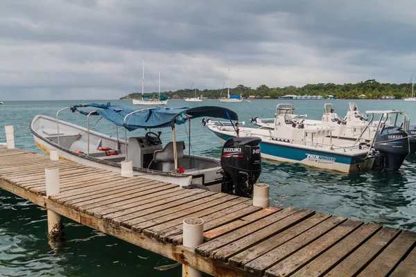 Bocas Del Toro, Panama - 20 Mayıs 2016: Ahşap iskele ve Bocas del Toro şehirdeki tekneler.
