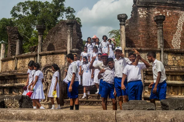 Polonnaruwa Sri Lanka Julio 2016 Niños Uniforme Escolar Visitan Vatadage — Foto de Stock