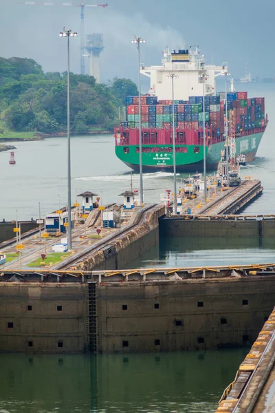 Gatun, Panama - 29 Mayıs 2016: Gatun kilitler, Panama Kanalı bir parçası üzerinden konteyner gemisi geçer.