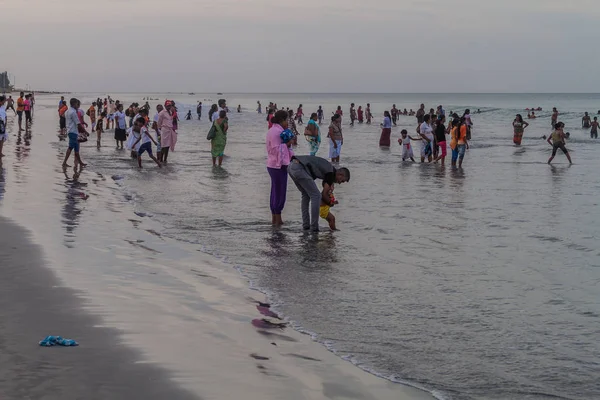 Nilaveli, Sri Lanka - 24 Temmuz 2016: yerel halkın Nilaveli Trincomalee yakınındaki bir plaj keyfini çıkarın.