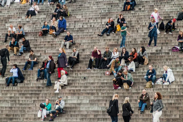Helsinki, Finlandiya - 25 Ağustos 2016: Fin Evangelist Lutheran Katedrali önünde Senato Meydanı merdivenlerde insanlar oturup.