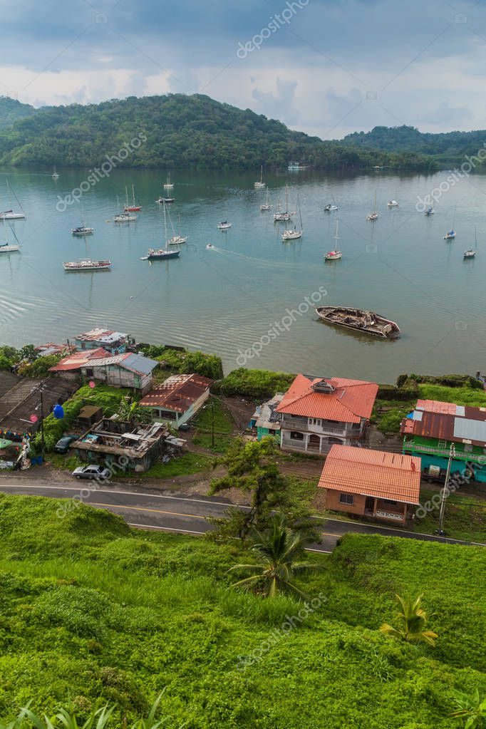 Vista aérea del pueblo de Portobelo y veleros, Panamá 2024