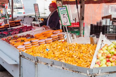 Helsinki, Finlandiya - 25 Ağustos 2016: Kauppatori (Pazar Meydanı) Helsinki, taze meyve ve mantar durak