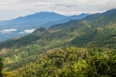 Panama, arka planda Baru volkan dağlarının görünümü