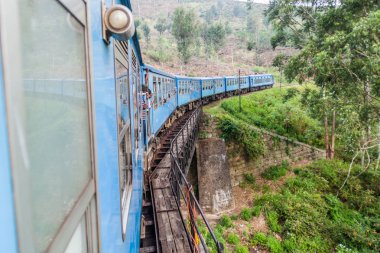 Bandarawela, Sri Lanka - 15 Temmuz 2016: Dağ Sri Lanka'da tren sürmek