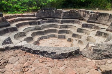 Lotus gölet (Nelum Pokuna) antik kentin Polonnaruwa, Sri Lanka