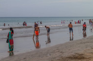 Nilaveli, Sri Lanka - 24 Temmuz 2016: yerel halkın Nilaveli Trincomalee yakınındaki bir plaj keyfini çıkarın.