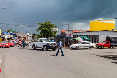Cariari şehirde bir ana yol üzerinde bir trafik Cariari, Kosta Rika - 14 Mayıs 2016: görünüm.