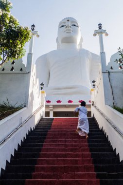 Kandy, Sri Lanka - 19 Temmuz 2016: Yerel çocuk merdiven Bahiravokanda Vihara Buddha Statue kadar Kandy içinde çalışır..