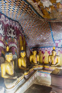 Dambulla, Sri Lanka - 20 Temmuz 2016: Buda heykelleri bir Dambulla mağara mağara Tapınağı, Sri Lanka