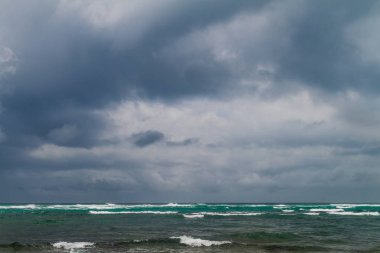 Bulutlu gökyüzü ve arka plan üzerinde bir deniz