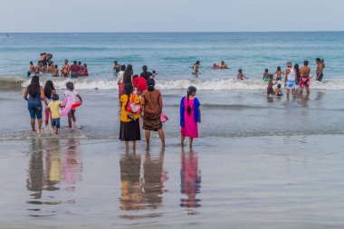 Nilaveli, Sri Lanka - 24 Temmuz 2016: yerel halkın Nilaveli Trincomalee yakınındaki bir plaj keyfini çıkarın.