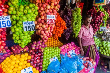 Colombo, Sri Lanka - 26 Temmuz 2016: Frutis bir pazar Colombo, Sri Lanka, Satılık