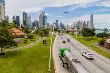 Panama City, Panama - 30 Mayıs 2016: Görünümü bir trafik Balboa avenue Panama City'deki ve modern gökdelenler.