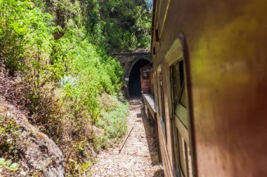 Bir tünel Idalgashinna, Sri Lanka yakınındaki tren girer