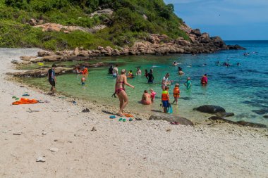 Güvercin Adası, Sri Lanka - 25 Temmuz 2016: insanlar şnorkel Sri Lanka Nilaveli köyü yakınındaki bir mercan kayalığı Güvercin Adası Milli Parkı'nda üzerinde.