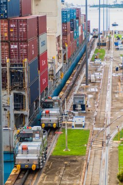 Gatun, Panama - 29 Mayıs 2016: konteyner gemisi Seaspan verimliliği Gatun kilitler ve Panama Kanalı bir parçası geçiyor
