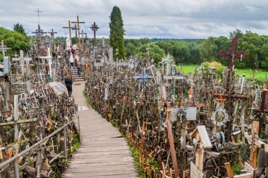 Siauliai, Litvanya - 18 Ağustos 2016: Hill, haçlar, hac sitesi Kuzey Litvanya'daki