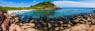 Güvercin Adası, Sri Lanka - 25 Temmuz 2016: insanlar şnorkel Sri Lanka Nilaveli köyü yakınındaki bir mercan kayalığı Güvercin Adası Milli Parkı'nda üzerinde.