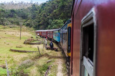 Bir tren Pattipola köyü yakınındaki görünümünden Pattipola, Sri Lanka - 16 Temmuz 2015:.