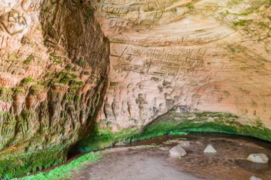 Sigulda, Letonya - 20 Ağustos 2016: Oymalar Gutmana mağarasında yakınındaki Sigulda, Letonya