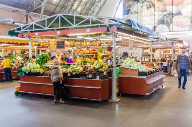 Riga, Letonya - 19 Ağustos 2016: Riga Merkez iç pazar, Letonya