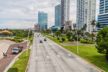 Panama City, Panama - 30 Mayıs 2016: Görünümü bir trafik Balboa avenue Panama City'deki ve modern gökdelenler.