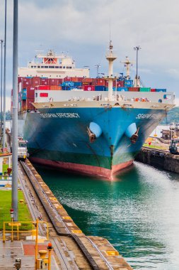 Gatun, Panama - 29 Mayıs 2016: konteyner gemisi Gatun kilitler ve Panama Kanalı bir parçası geçiyor.