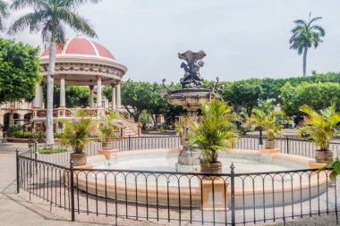 Görünümü bir çardak Parque Central Granada, Nikaragua, ve bir çeşme