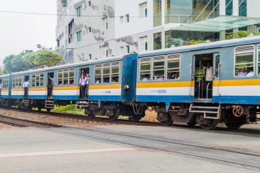 Colombo, Sri Lanka - 26 Temmuz 2016: Colombo, Sri Lanka üzerinden banliyö tren sürmek